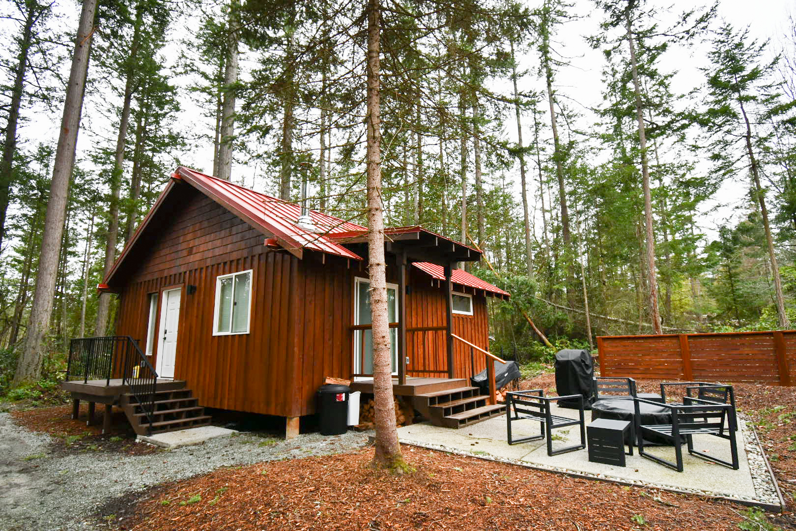 550 FT² COTTAGE in the woods. cedar siding. red roof